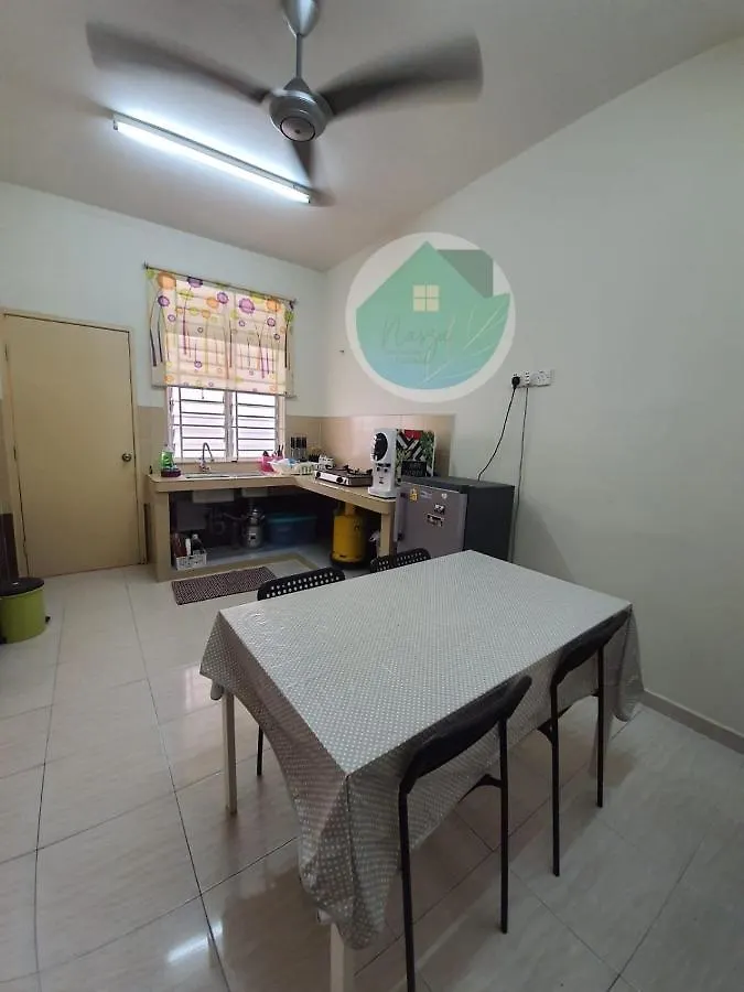 Swimming Pool With 5 Bedroom House Full Ac Near Stadium Hang Jebat Malacca Holiday home
